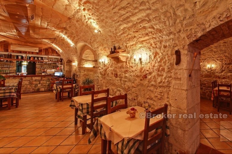 Ristorante in prima fila al mare, in vendita