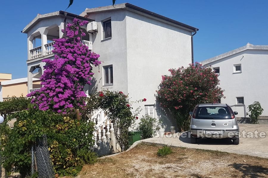 Villetta bifamiliare su tre piani vicino al mare