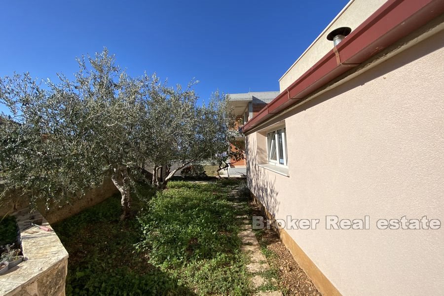 Bella casa con un cortile vicino al centro