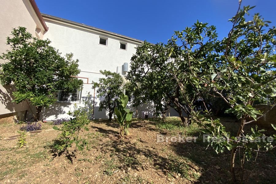 Bella casa con un cortile vicino al centro