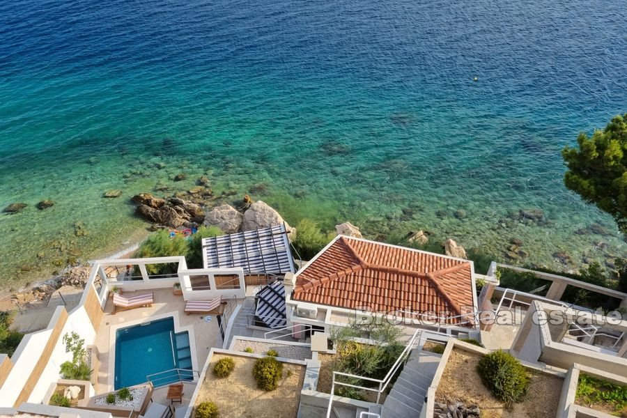 Eccezionale proprietà con piscina, prima fila al mare