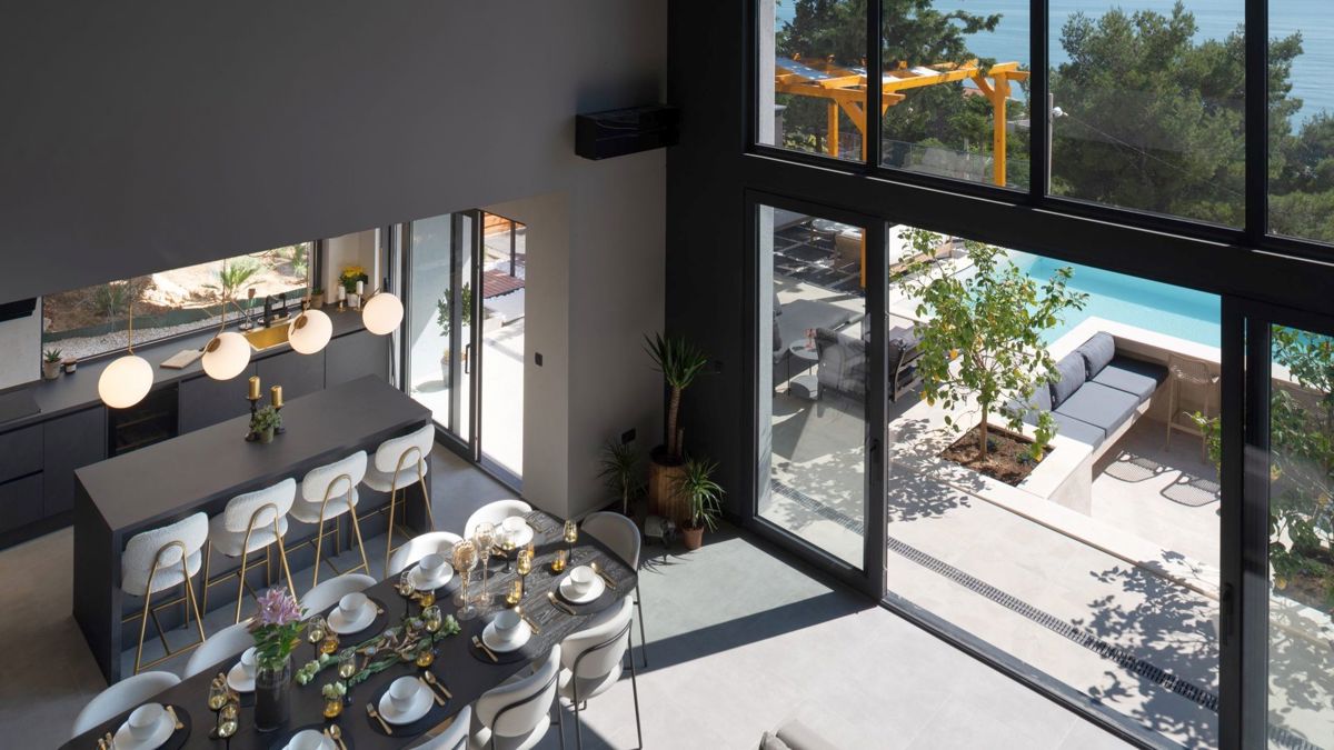 Villa di nuova costruzione con piscina e vista mare