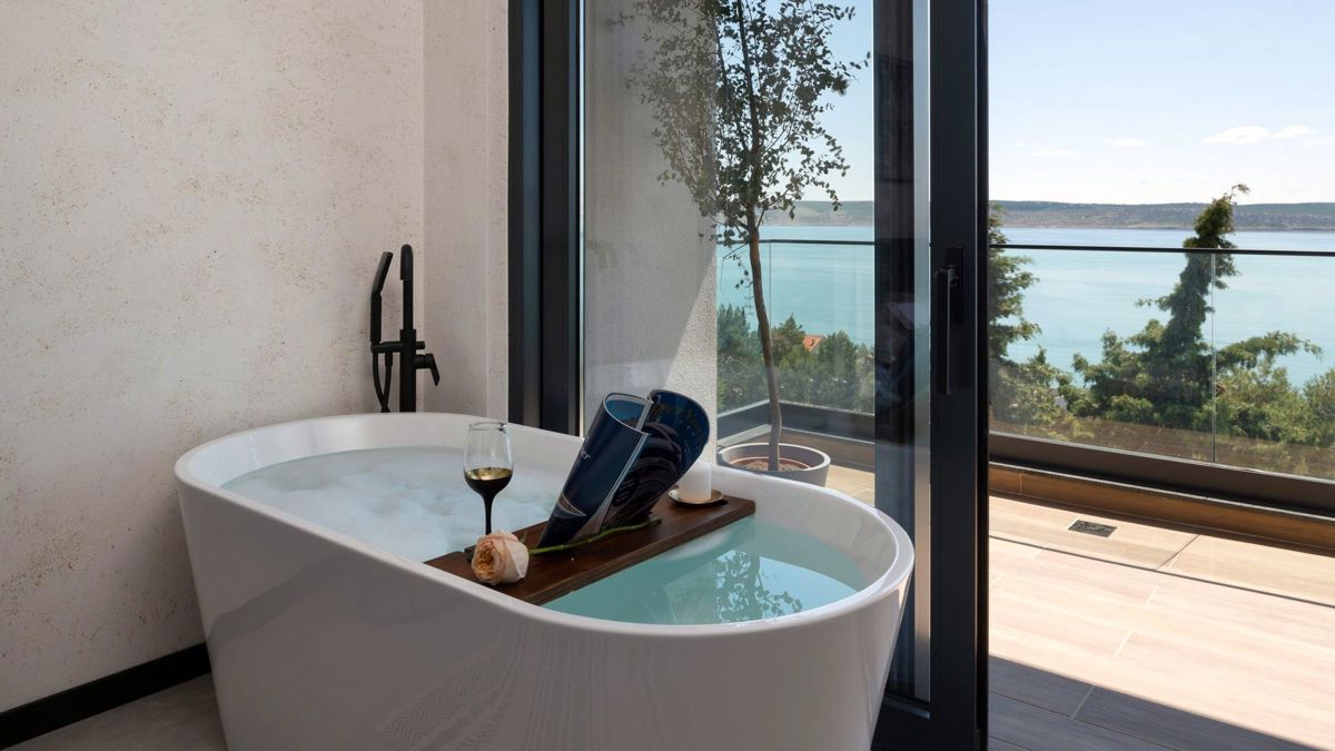 Villa di nuova costruzione con piscina e vista mare