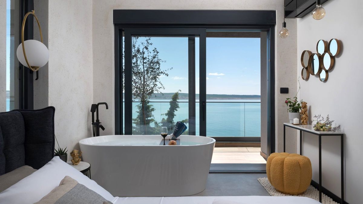 Villa di nuova costruzione con piscina e vista mare