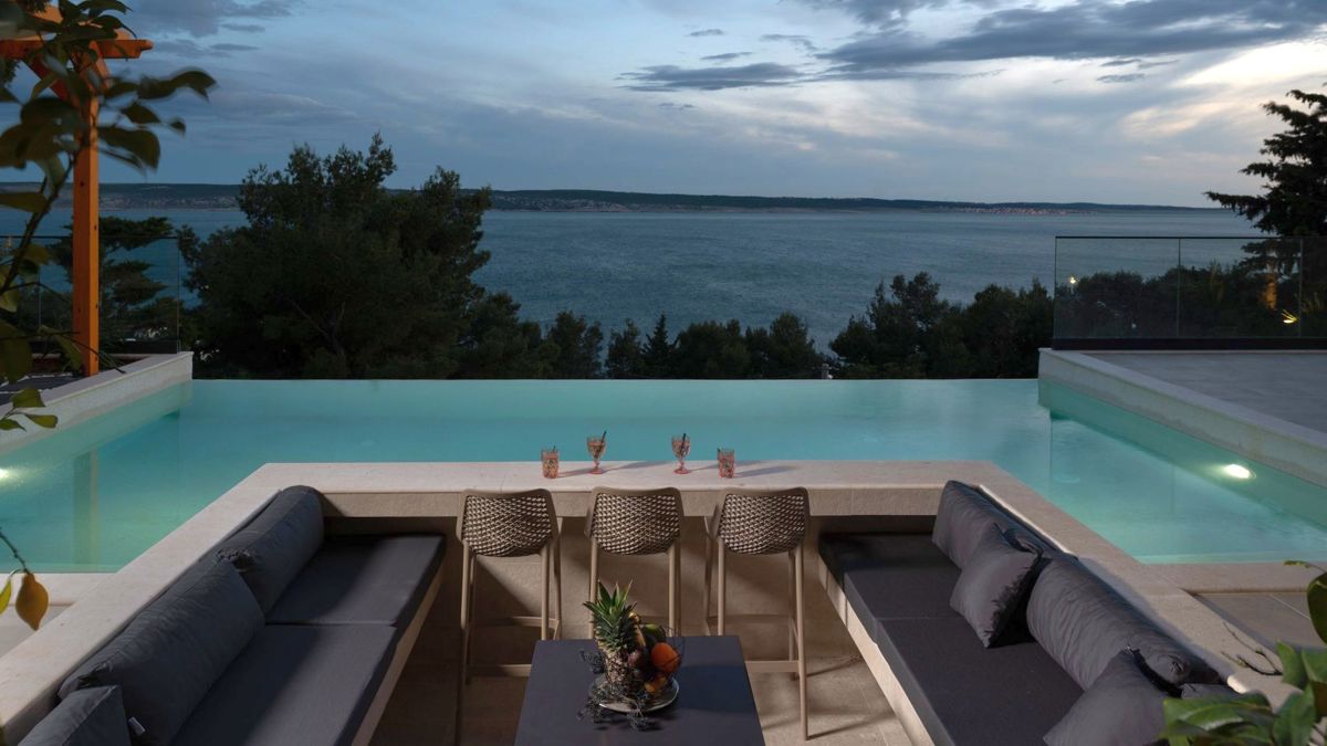 Villa di nuova costruzione con piscina e vista mare