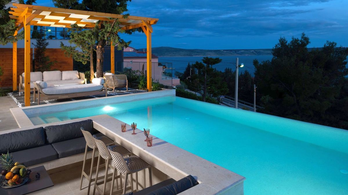 Villa di nuova costruzione con piscina e vista mare