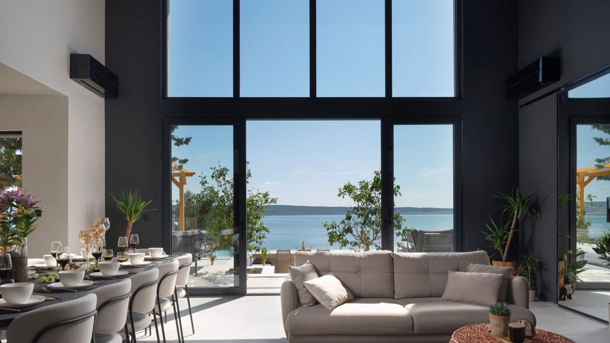Villa di nuova costruzione con piscina e vista mare