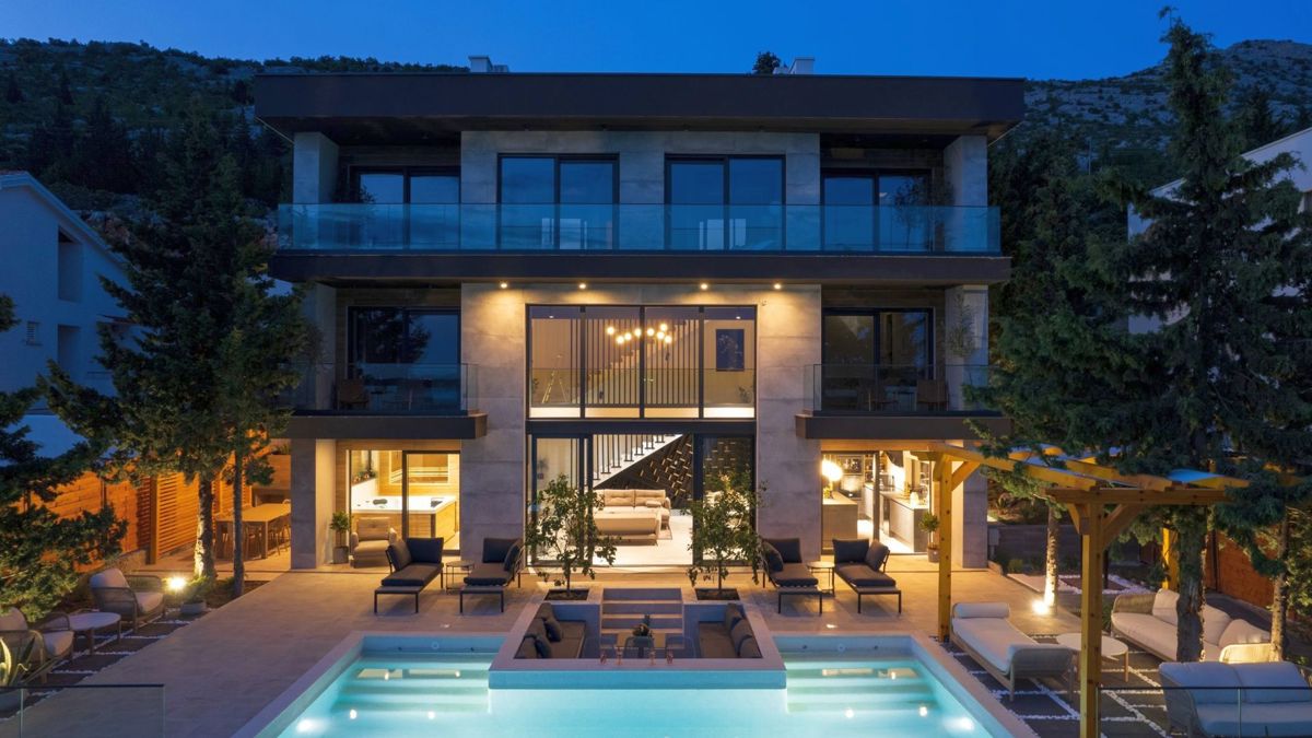 Villa di nuova costruzione con piscina e vista mare