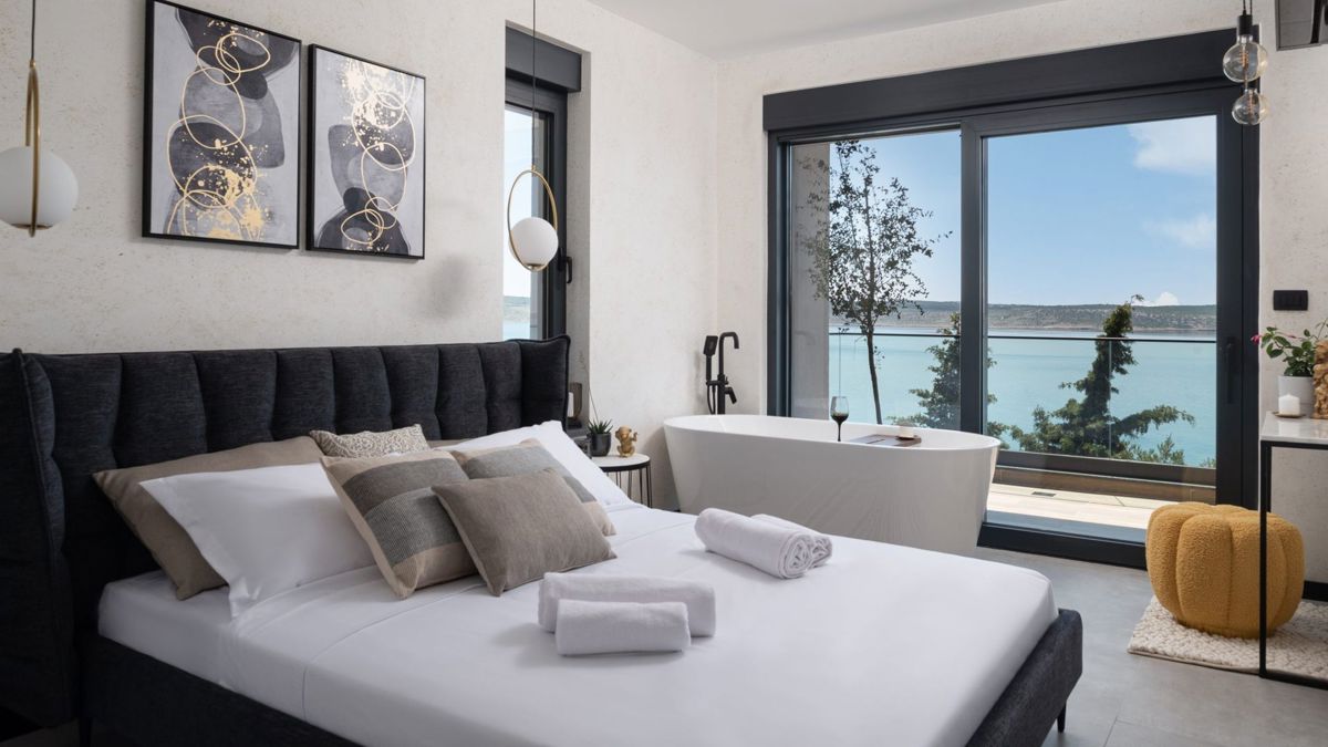 Villa di nuova costruzione con piscina e vista mare