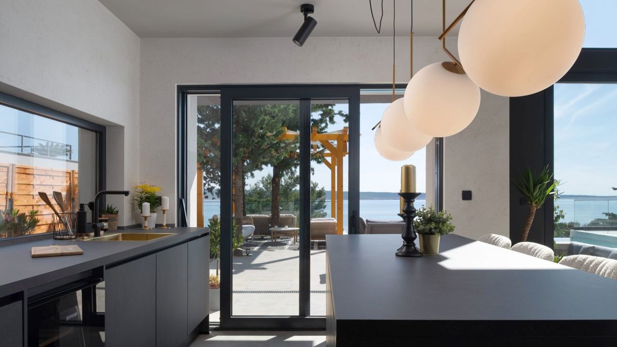 Villa di nuova costruzione con piscina e vista mare
