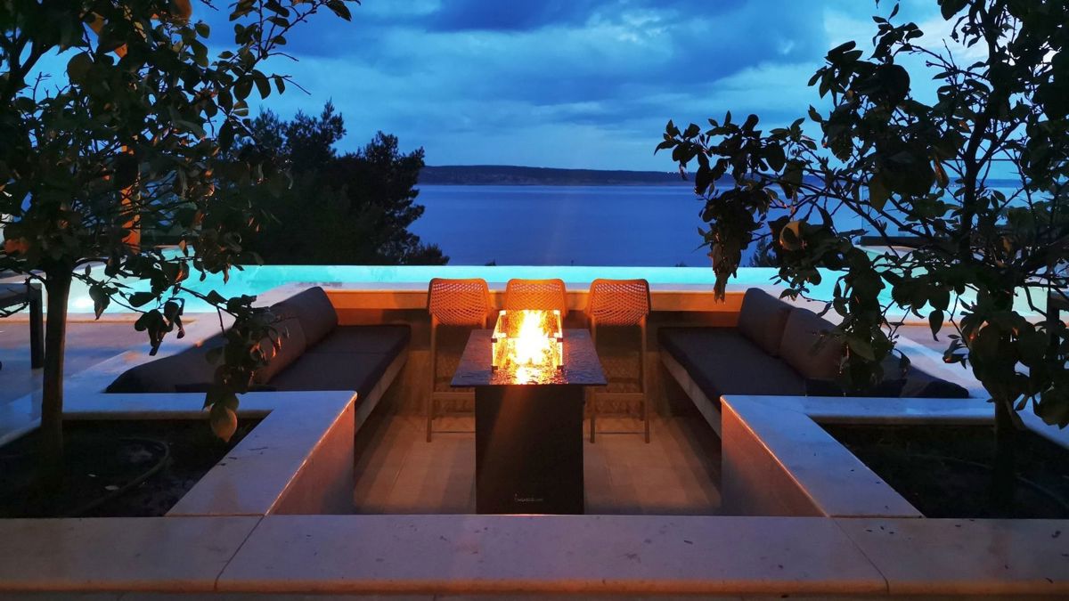 Villa di nuova costruzione con piscina e vista mare