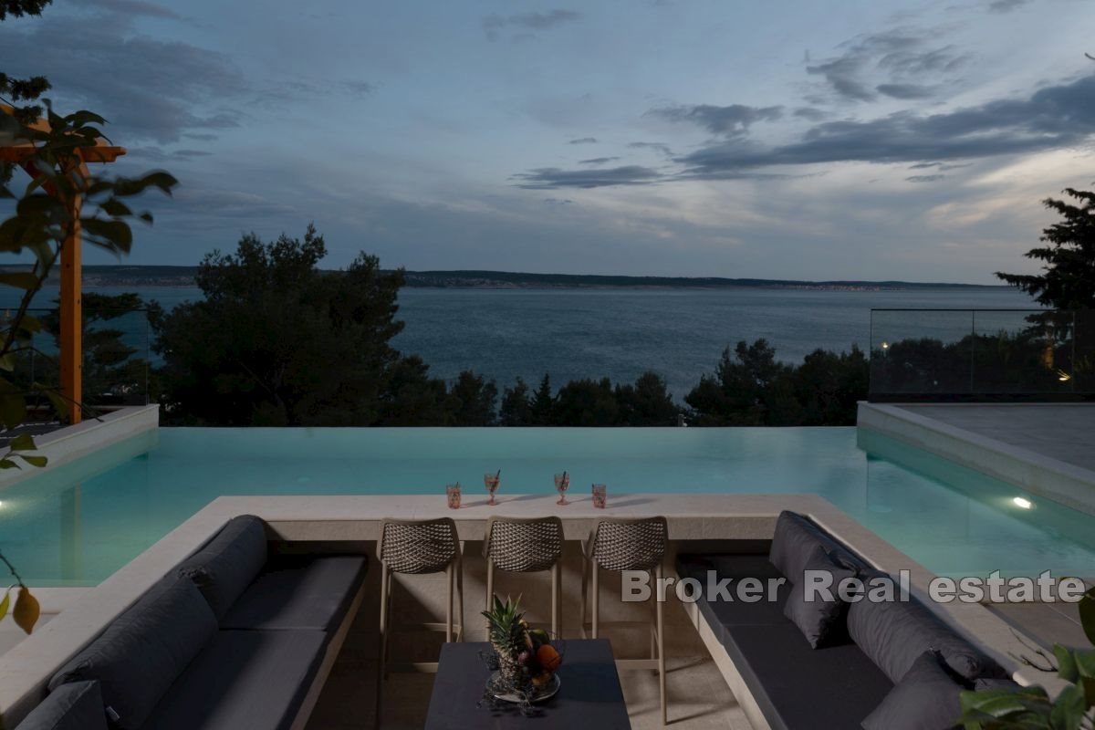 Villa di nuova costruzione con piscina e vista mare