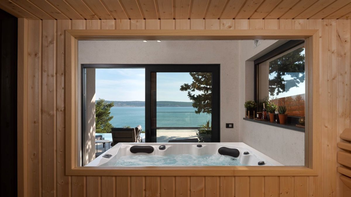 Villa di nuova costruzione con piscina e vista mare