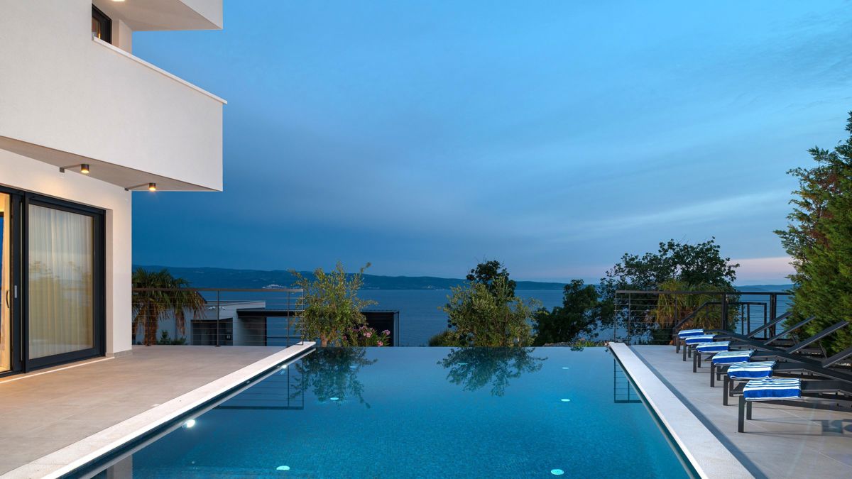 Villa con piscina e vista mare