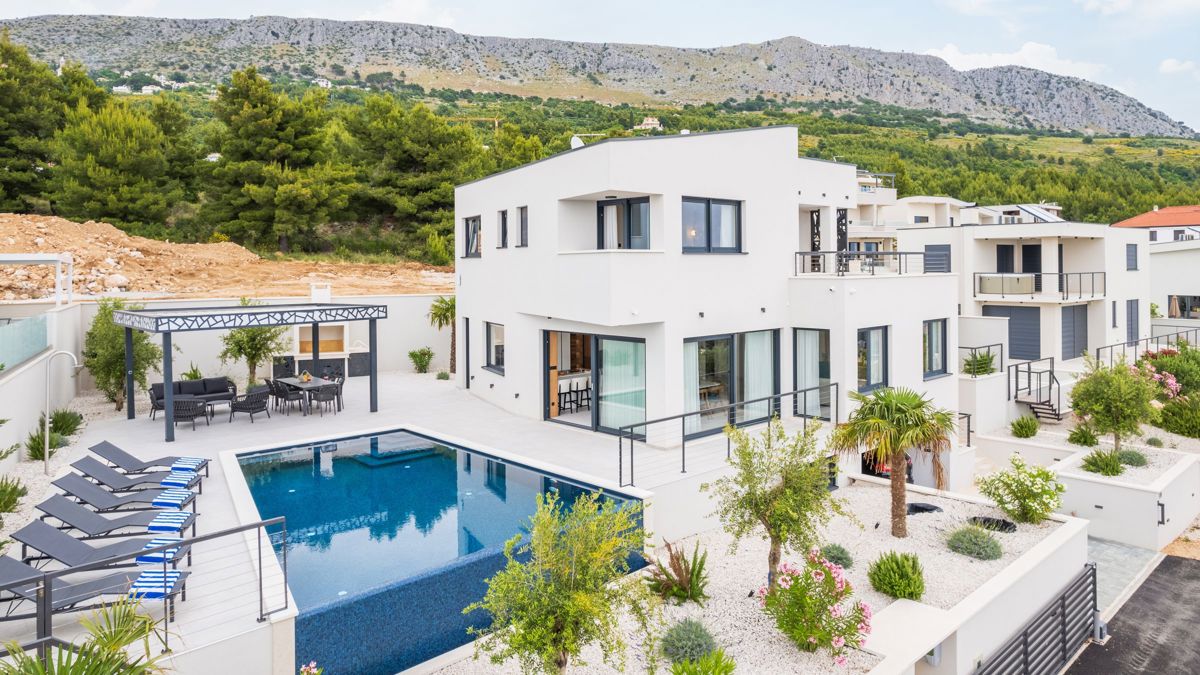 Villa con piscina e vista mare