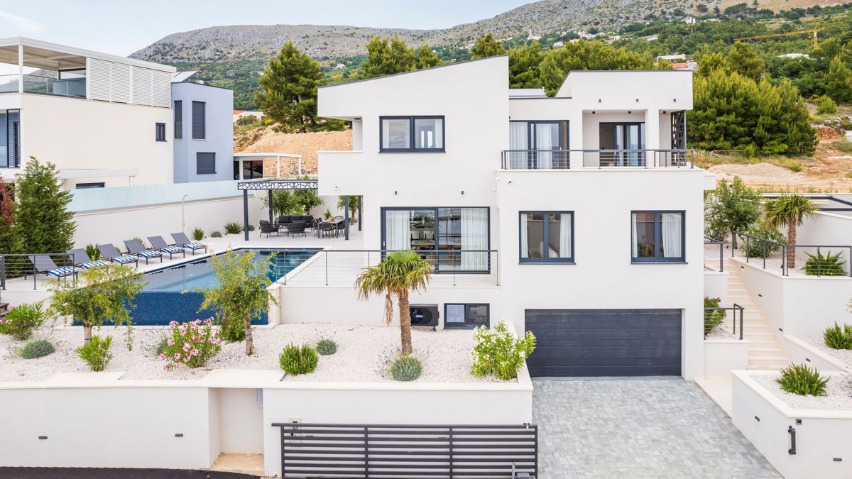 Villa con piscina e vista mare