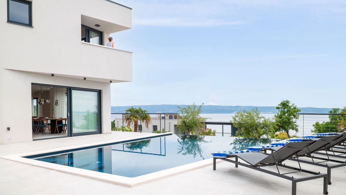 Villa con piscina e vista mare