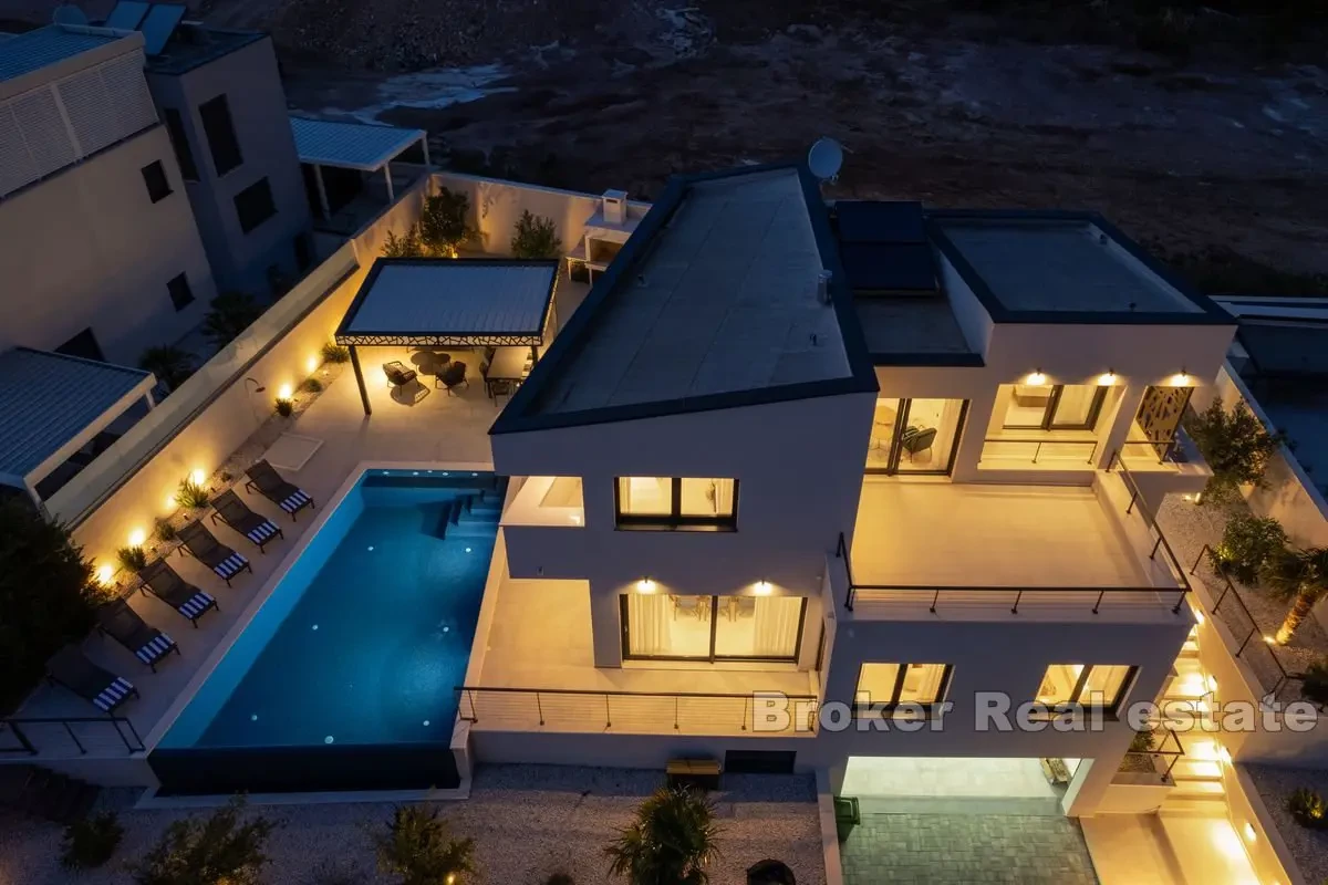 Villa con piscina e vista mare