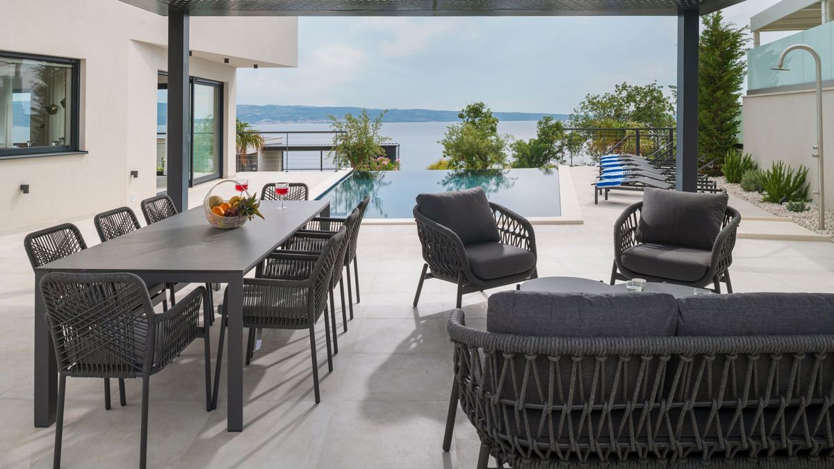 Villa con piscina e vista mare