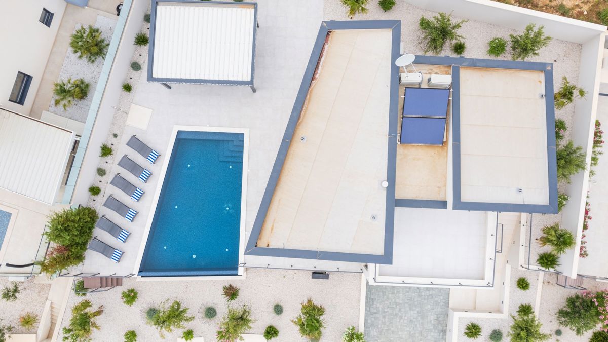 Villa con piscina e vista mare