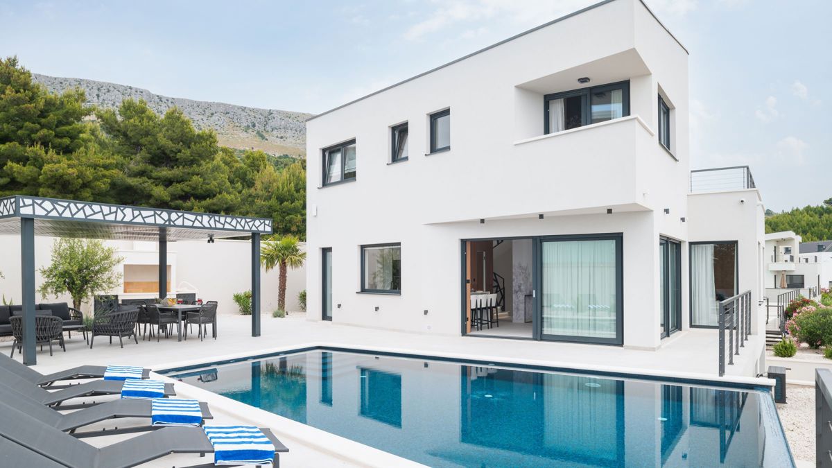 Villa con piscina e vista mare