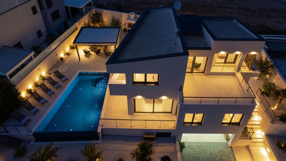 Villa con piscina e vista mare