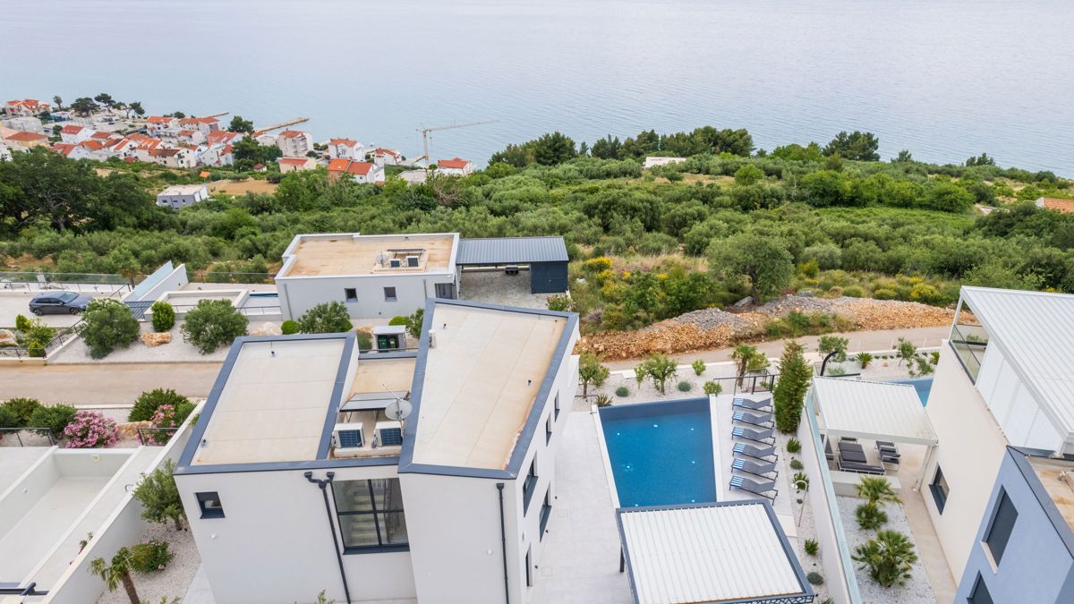 Villa con piscina e vista mare