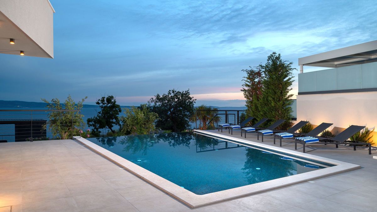 Villa con piscina e vista mare