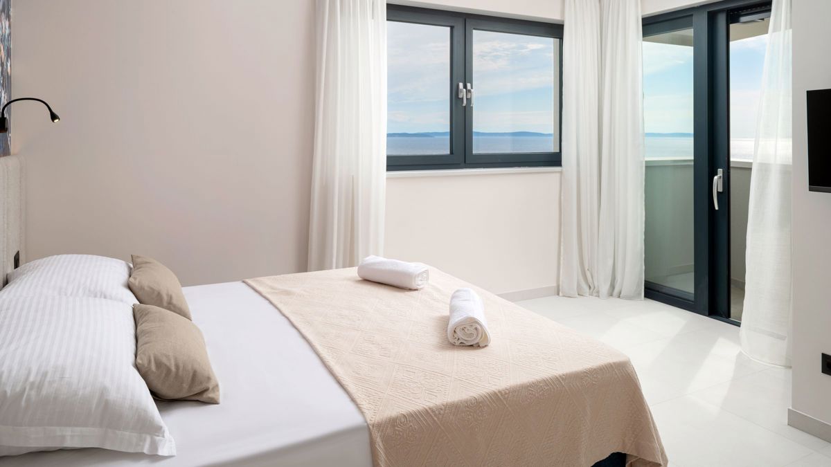 Villa con piscina e vista mare