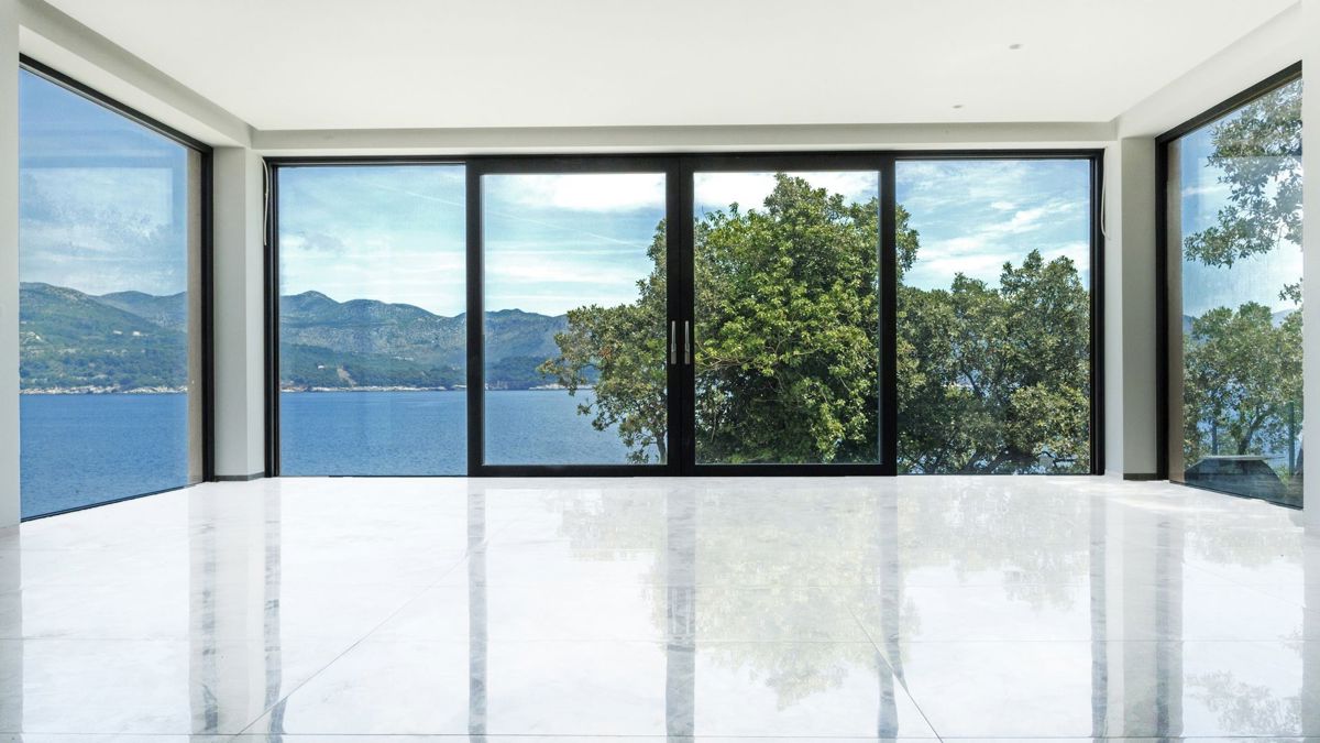 Villa di lusso con piscina, prima fila sul mare