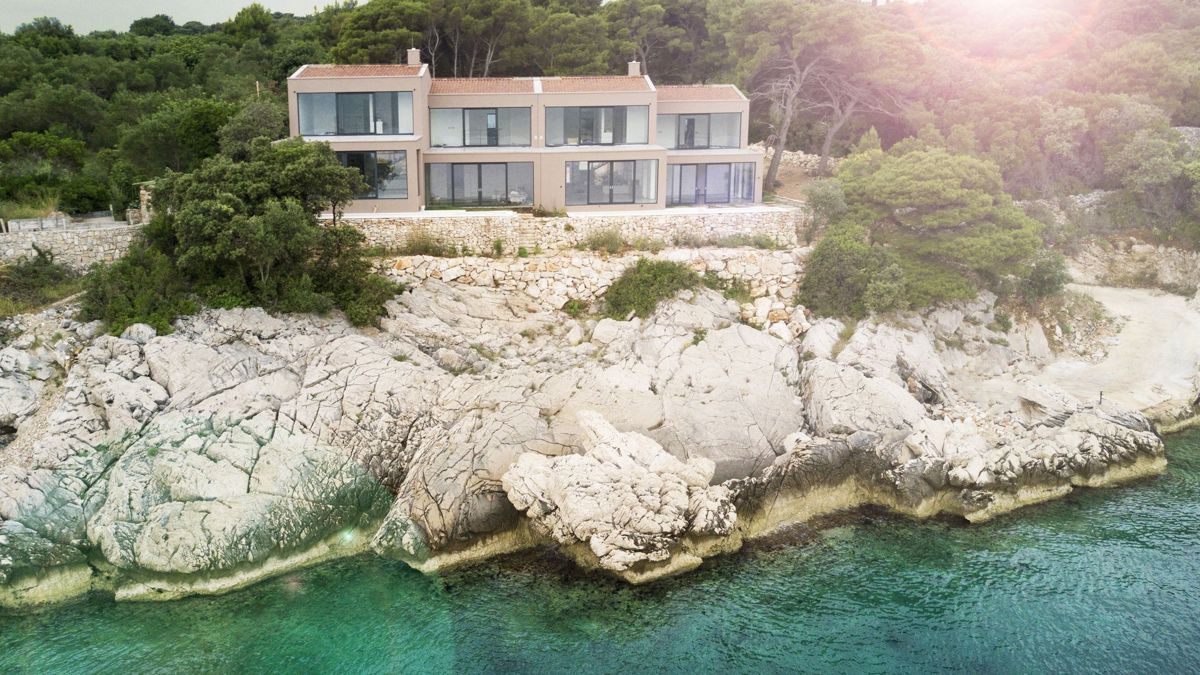 Villa di lusso con piscina, prima fila sul mare