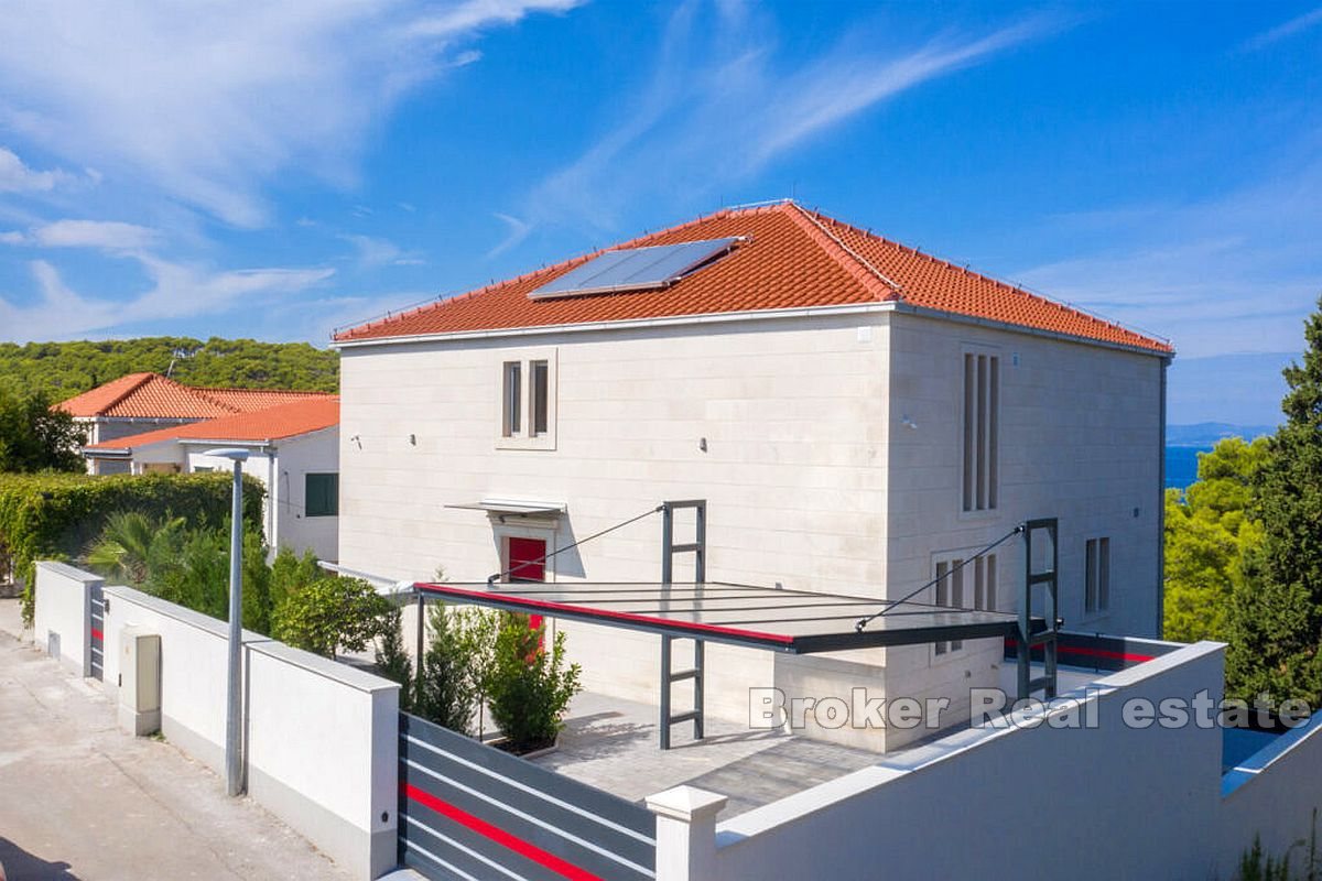 Villa con piscina e vista mare aperta