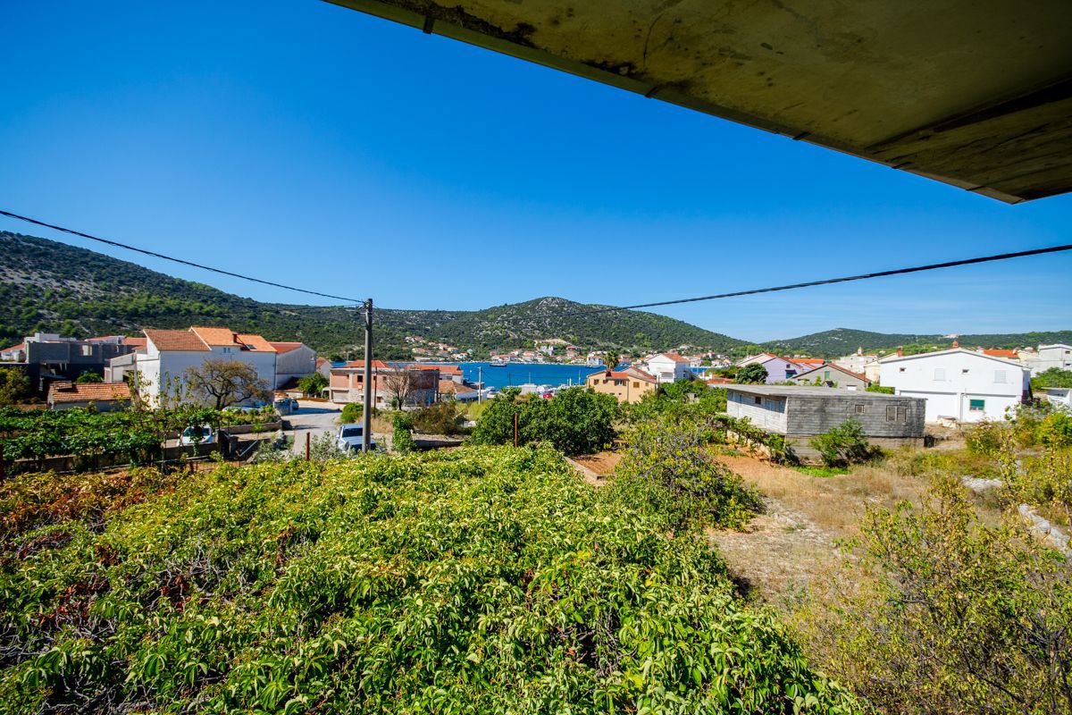 Casa con terreno edificabile in ottima posizione