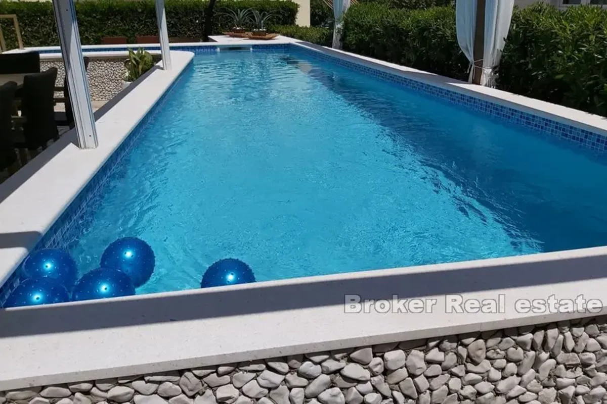 Palazzina con piscina, seconda fila dal mare