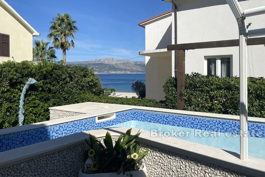 Palazzina con piscina, seconda fila dal mare