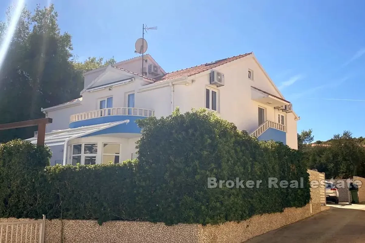 Palazzina con piscina, seconda fila dal mare