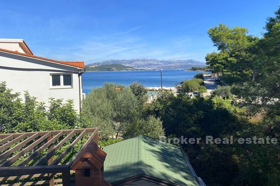 Palazzina con piscina, seconda fila dal mare