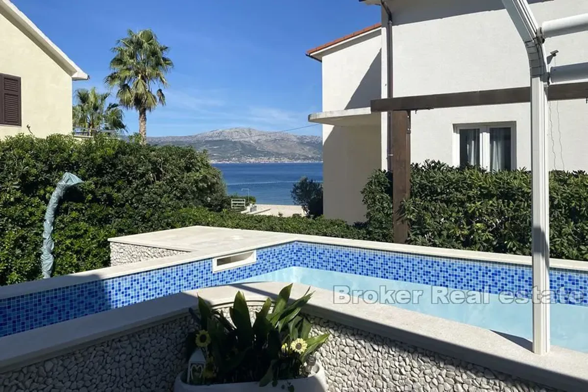 Palazzina con piscina, seconda fila dal mare