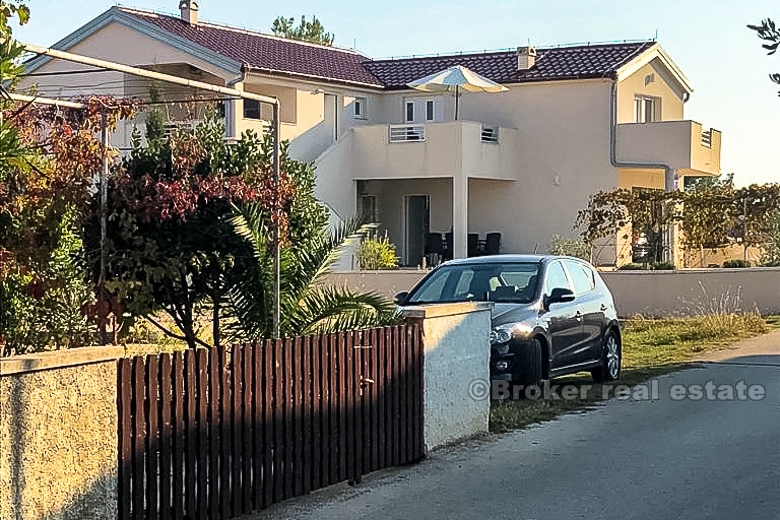 Casa indipendente con vista sul mare, in vendita