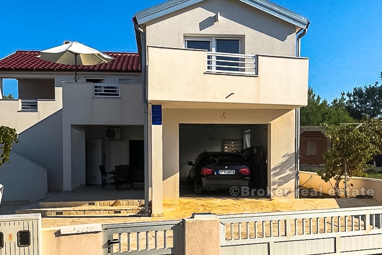 Casa indipendente con vista sul mare, in vendita