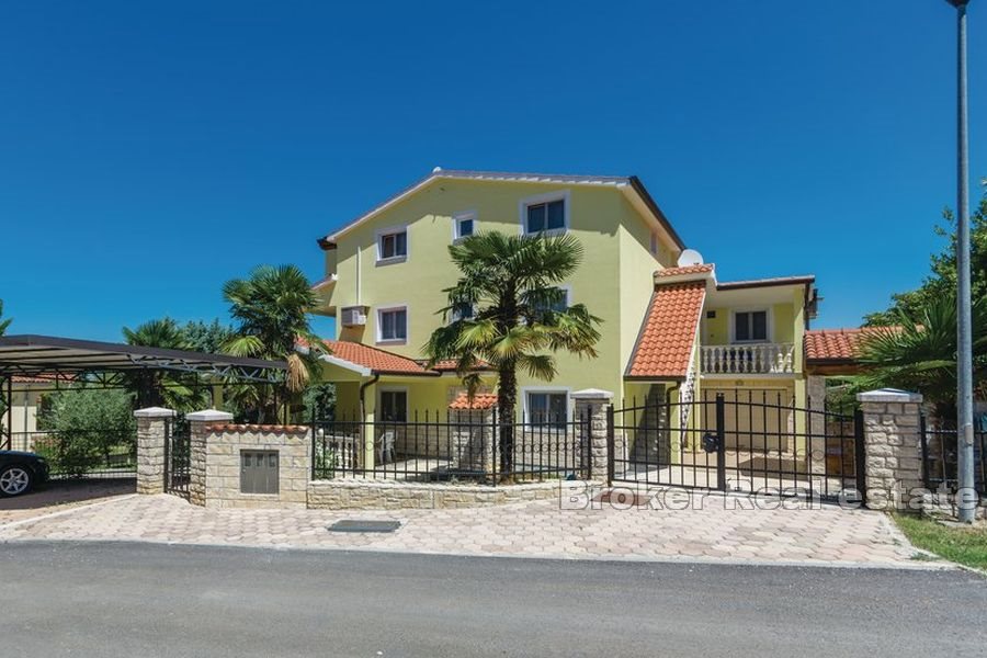 Casa con piscina su un ampio terreno