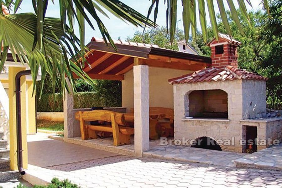 Casa con piscina su un ampio terreno