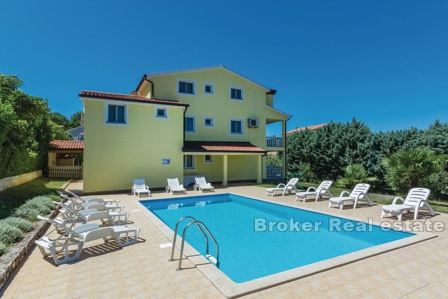 Casa con piscina su un ampio terreno