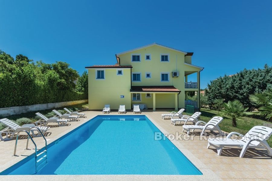 Casa con piscina su un ampio terreno