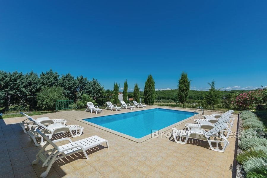 Casa con piscina su un ampio terreno