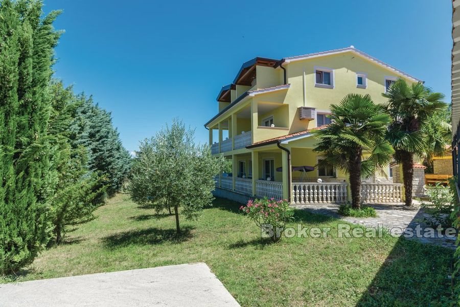 Casa con piscina su un ampio terreno