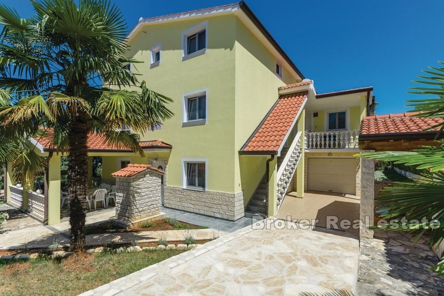 Casa con piscina su un ampio terreno