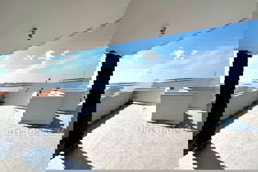 Ampio attico con vista mare