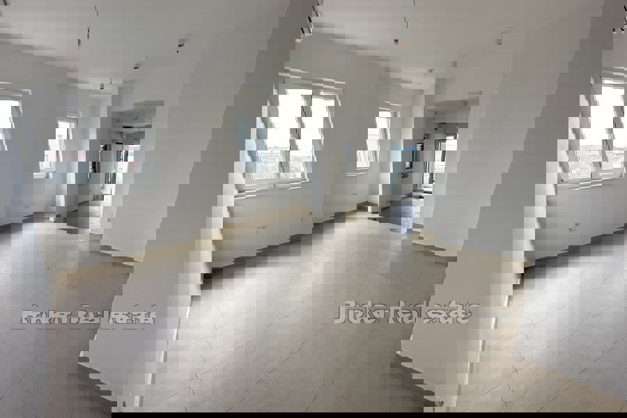 Ampio attico con vista mare