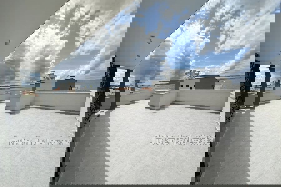 Ampio attico con vista mare